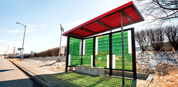 Ponto de ônibus é projetado com garrafas de vidro reciclado